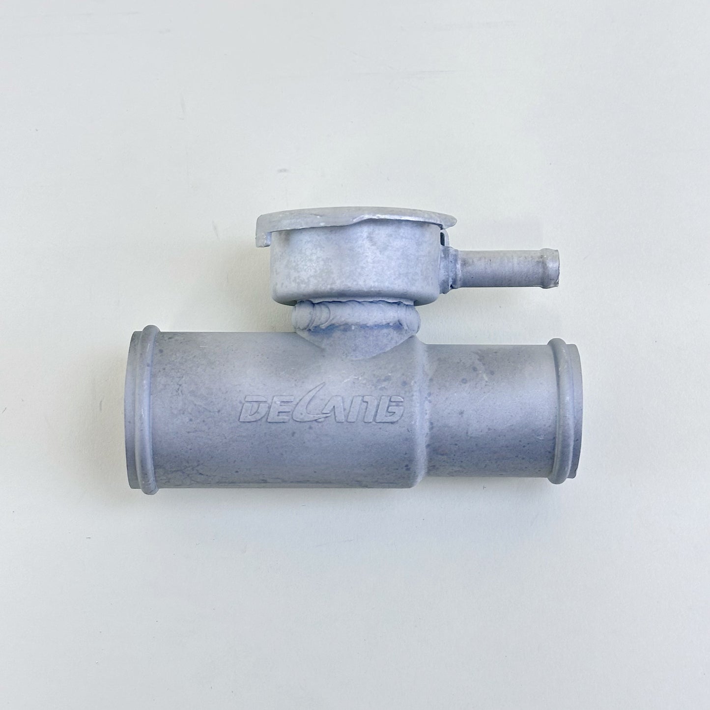 JSD M071 Aluminum Upper Radiator Hose Filler | 1-1/2" to 1-1/4" Universal | Replacement for MOROSO 63740