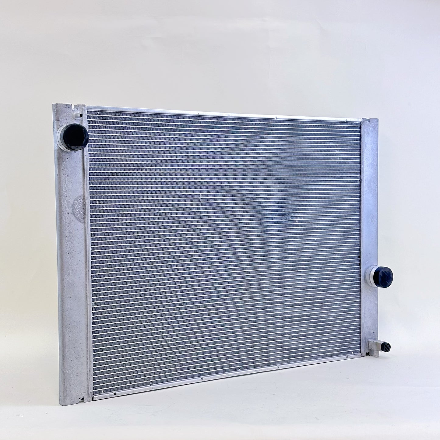 G077 Replacement Radiator for 2004-2005 BMW 525i & 535i Manual