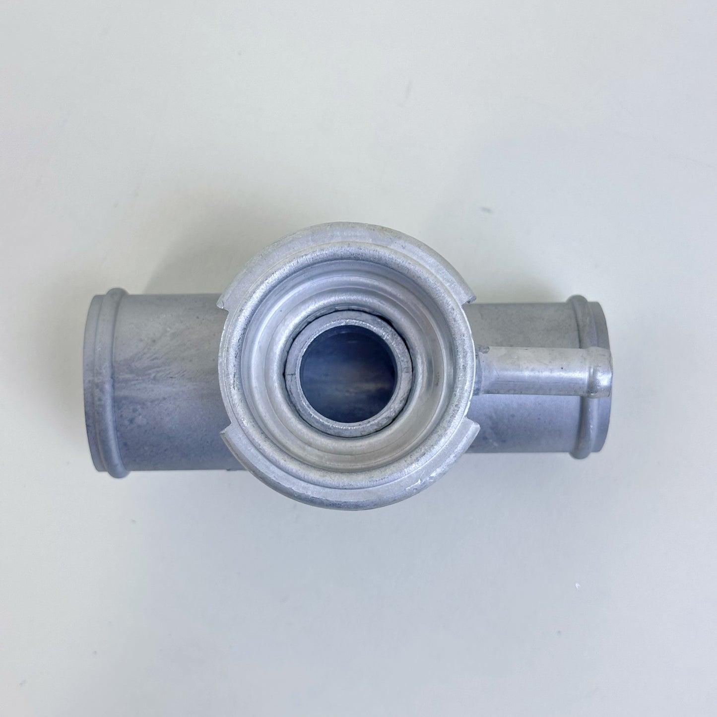 JSD M071 Aluminum Upper Radiator Hose Filler | 1-1/2" to 1-1/4" Universal | Replacement for MOROSO 63740