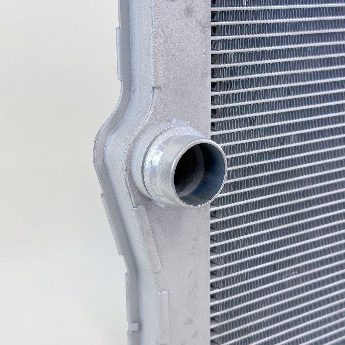 G225 Replacement Radiator for 2014-2016 BMW 535d