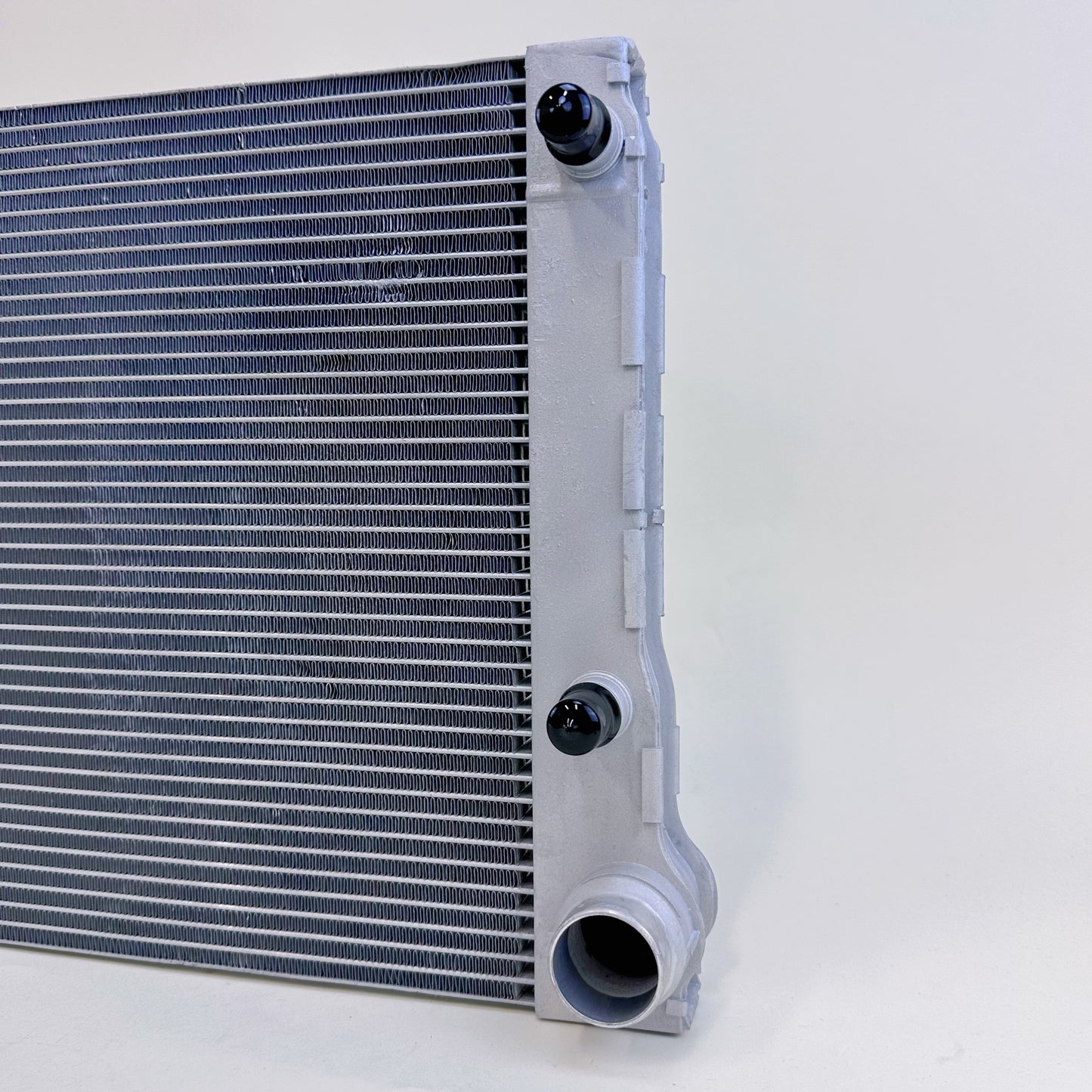 G225 Replacement Radiator for 2014-2016 BMW 535d